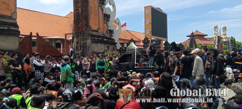 Aksi Demo di Polda Bali, 22 Orang Diamankan