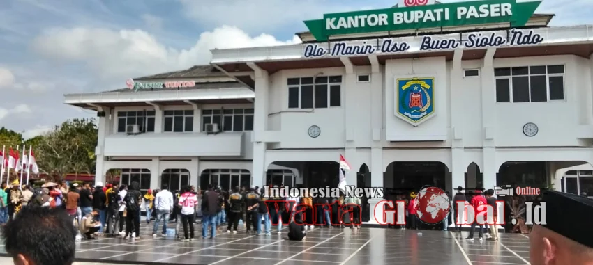 Ratusan Warga dan Ormas Padati Kantor Bupati Paser Tolak Rencana Transmigrasi Masuk Wilayah Adat.