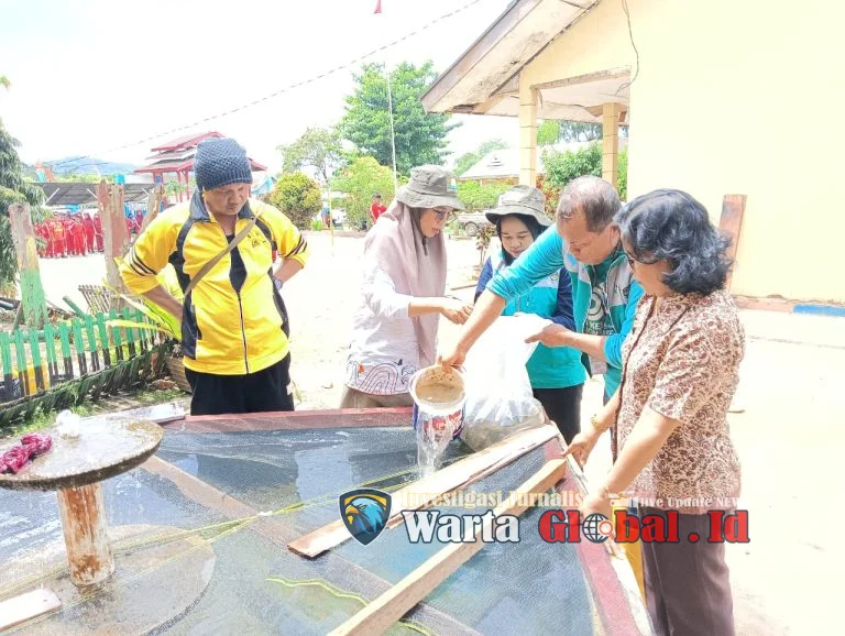 Kendalikan DBD, Pemkab Lutim Lepas Ribuan Ikan Nila