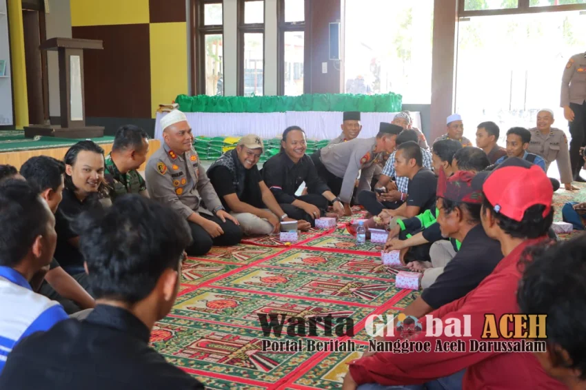 Kapolres Aceh Tamiang dan Dandim Sambut Massa Aksi Damai dan Gelar Sholat Ghaib Bersama,  
