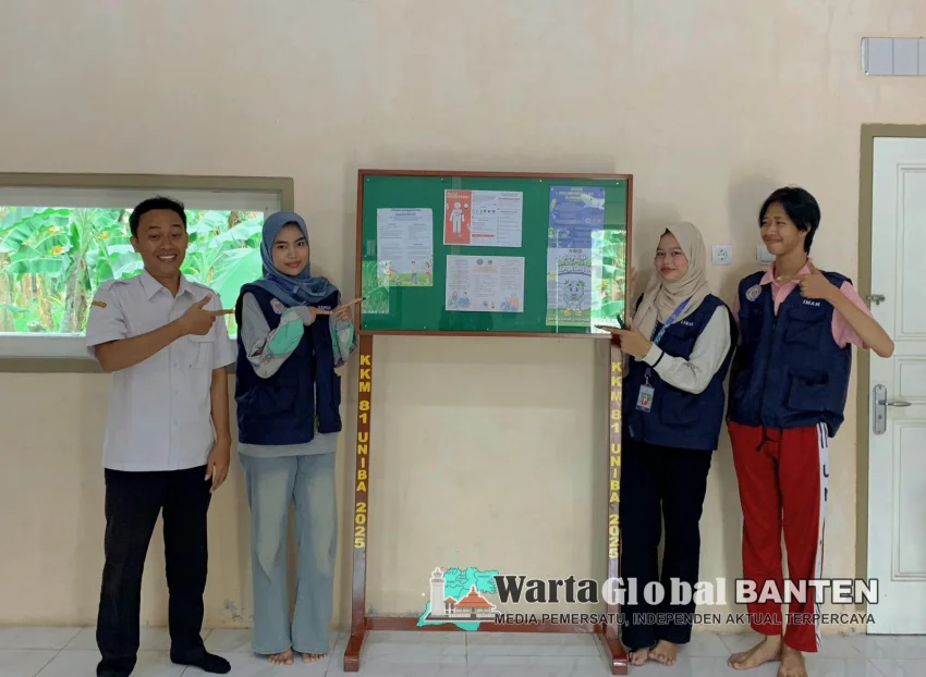 Menggugah Kesadaran Hukum KKM Kelompok 81 UNIBA 2025 Mengadakan Pojok Informasi di Pulo Panjang