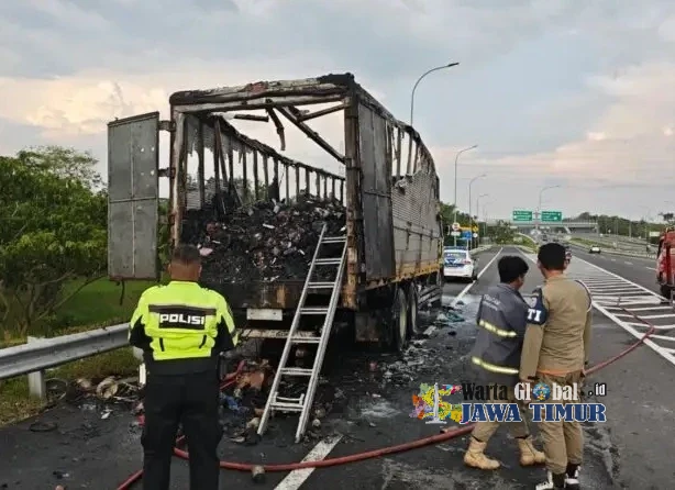 Truk Kontainer JNE Terbakar di Tol Kertosono–Solo, Seluruh Paket Kiriman Senilai Rp100 Juta Hangus