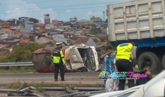 Laka Maut di Tol Semarang, Dua Orang Tewas Laka Maut di Tol Semarang, Dua Orang Tewas