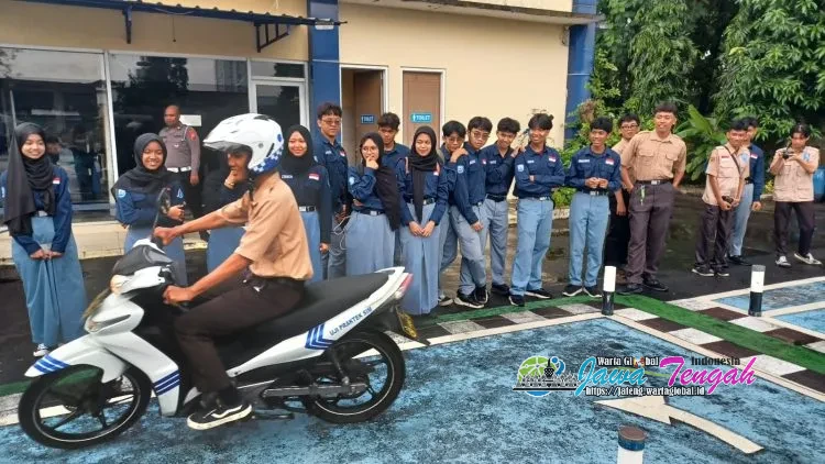 Satlantas Polresta Surakarta Libatkan Pelajar SMA Batik 2 dalam Program Edukasi Keselamatan Berkendara Satlantas Polresta Surakarta Libatkan Pelajar SMA Batik 2 dalam Program Edukasi Keselamatan Berkendara