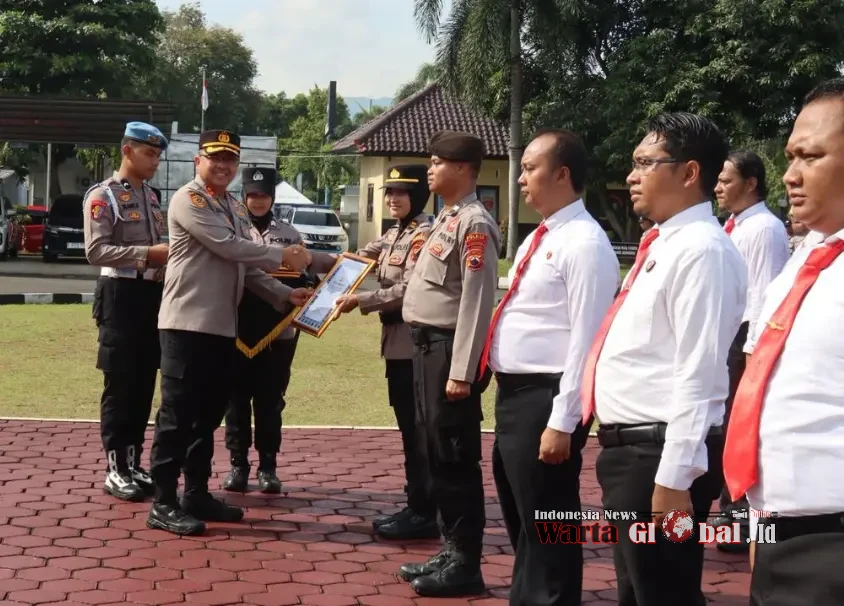 Beri Reward 10 Anggota Berprestasi, Kapolres Pekalongan : Prestasi Harus Jadi Contoh dan Motivasi