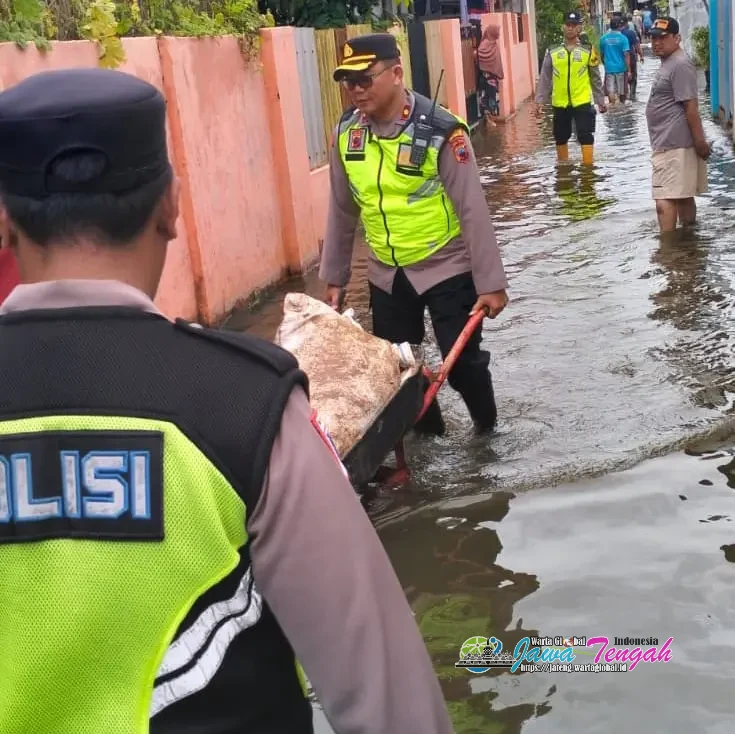 Atasi Banjir Rob ! Personel Polres Pekalongan Kota Bersama TNI dan Warga Gotong Royong di Kelurahan Bandengan