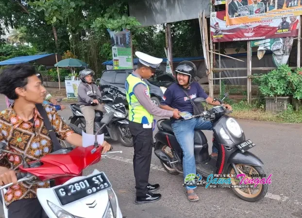 Gaspol Operasi Zebra Candi 2025 !
Satlantas Polres Pekalongan Sasar Pengendara dan Sebar Brosur di Jalur Kajen-Bojong