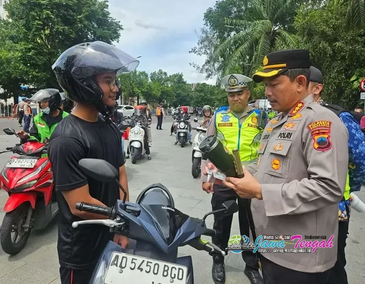 Polresta Surakarta Bagi Tumbler kepada Pengendara yang Tertib saat Operasi Zebra Candi 2025 di Solo