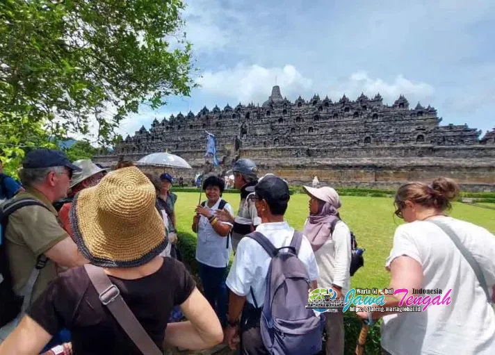 Kemenpar Dampingi Traveler Prancis dalam Tur “Around the World” Kunjungi Borobudur