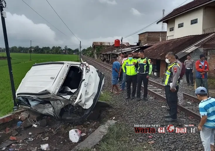 KA Batara Kresna Serempet Mobil Rush di Begajah Sukoharjo, Pasutri Asal Polokarto Selamat