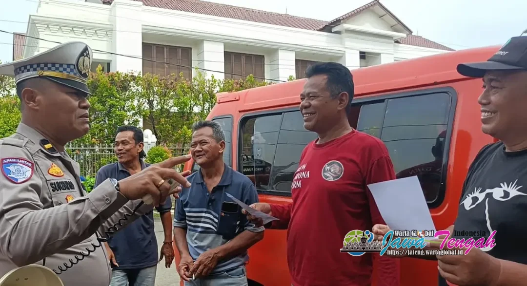 Dorong Kesadaran Tertib Berlalu Lintas, Satlantas Polres Pekalongan Kota Gelar Binluh Pengemudi Angkot