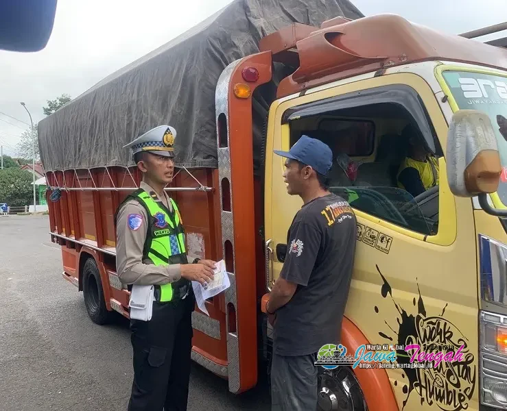 Satlantas Polres Karanganyar Gelar Rampcheck dan Pemeriksaan Kesehatan Pengemudi