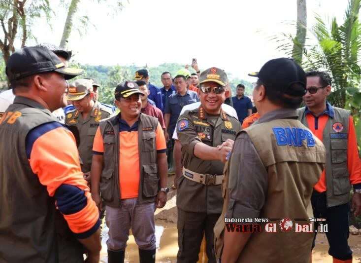 Mendagri Kunjungi Korban Longsor di Kabupaten Cilacap
