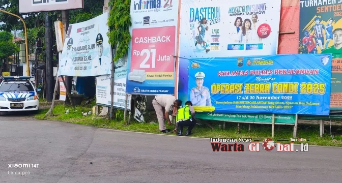 Sat Lantas Polres Pekalongan Pasang Banner Peringatan Operasi Zebra Candi 2025
