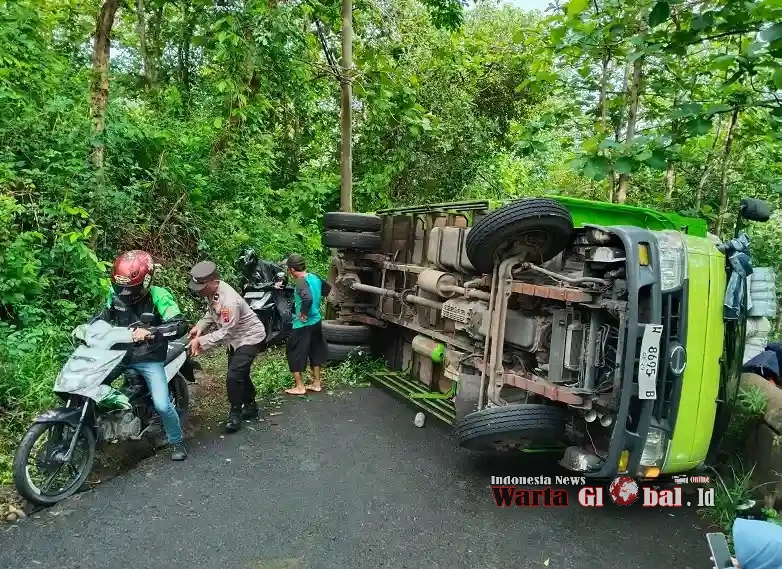 Truk Bermuatan Plastik Terguling di Tanjakan Jatiroto Wonogiri