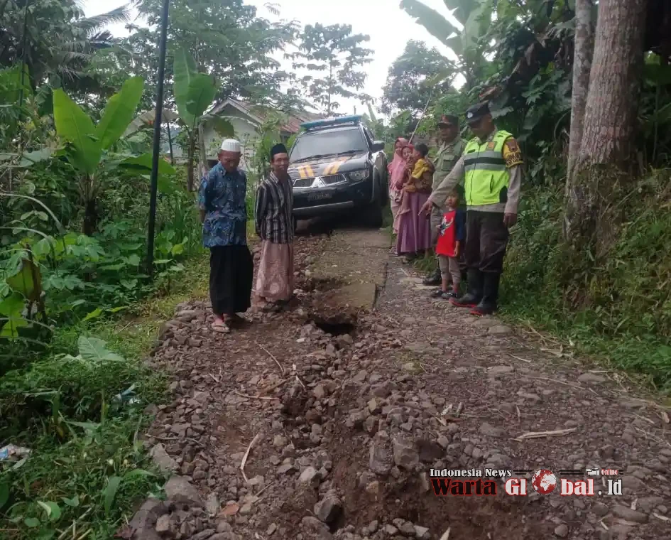 Waspada ! Longsor Ancam Jalur Trajumas-Bodas Pekalongan, Polisi Cek Retakan Tanah