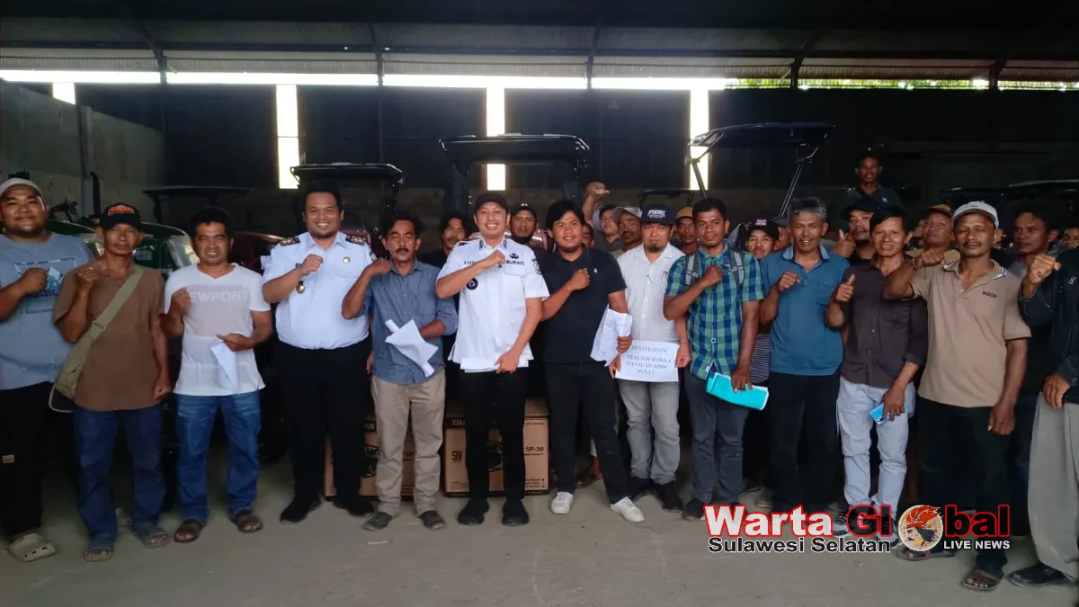 Bupati dan Wabup Enrekang Serahkan Ratusan Unit Alsintan ke Kelompok Tani