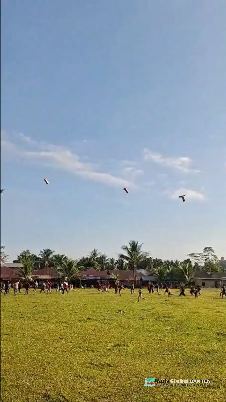 Keseruan Warga Menyambut Helibox, Bantuan Udara Hadirkan Suka Cita di Simpang Jernih