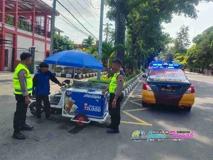 Samapta Polresta Surakarta Gelar Patroli Dialogis Sambangi Pedagang Kaki Lima