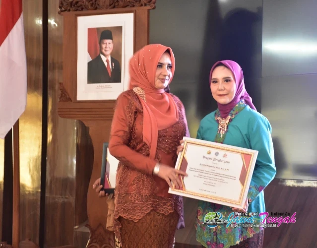 Bupati Pekalongan Fadia Arafiq Kukuhkan Pengurus Forkompuspa pada Peringatan Hari Ibu ke-97