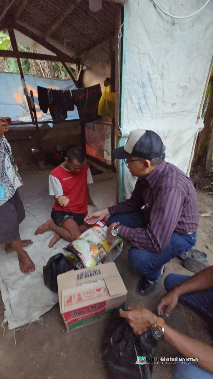 Aksi Cepat Baznas Cilegon& Yayasan mengetuk pintu langit Bantu Ayah dan Anak Berkebutuhan Khusus yang Terlantar di Randakari