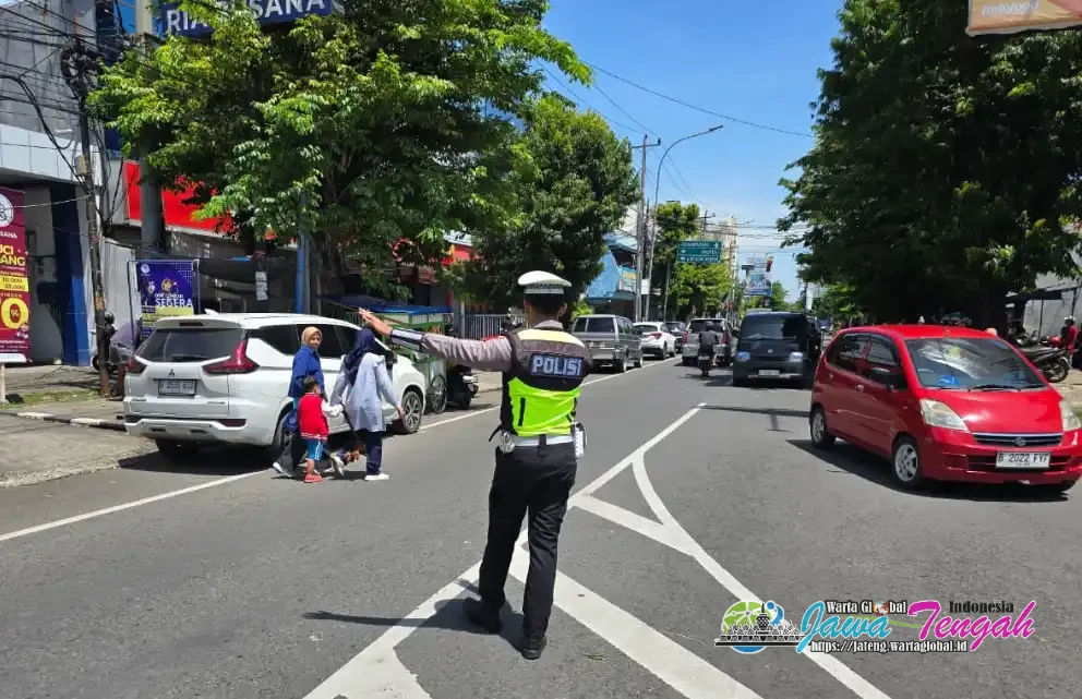 Libur Akhir Pekan dan Nataru, Polres Pekalongan Kota Atur Arus dan Bantu Penyeberangan di Kawasan Alun-alun Kota Pekalongan