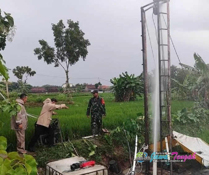 Viral!! Semburan Air Misterius Setinggi 8 Meter di Sumur Bor Sragen, Polisi Pasang Garis Police