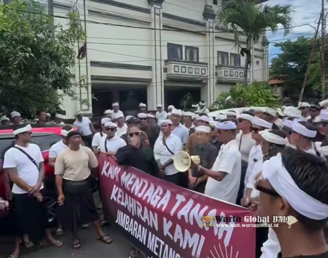 AKSI SOLIDARITAS DI JIMBARAN! Pelaku Hantam Kepala Pakai Kunci Roda, Dikeroyok Massa Sampai Luka-Luka, Kini Saling Lapor! AKSI SOLIDARITAS DI JIMBARAN! Pelaku Hantam Kepala Pakai Kunci Roda, Dikeroyok Massa Sampai Luka-Luka, Kini Saling Lapor!