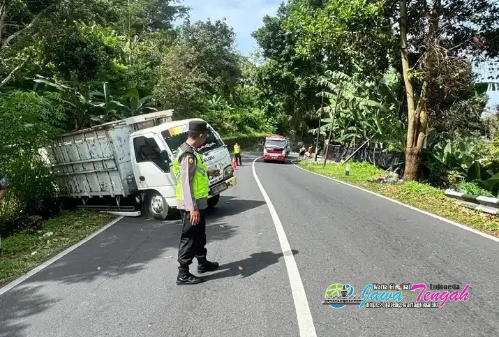 Truk Gagal Menanjak di Jalan Lawu Karanganyar, Polisi Sigap Pastikan Lalu Lintas Jalan Lawu Tetap Aman dan Lancar