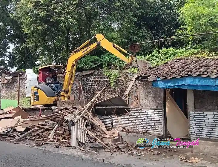 Tegas !! Satpol PP Bongkar Belasan Bangunan Liar di Eks Bantalan Rel Gondang Diduga Jadi Lokasi Prostitusi