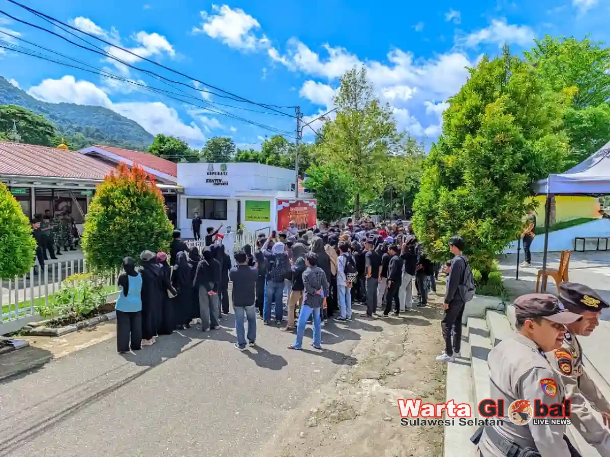 Aliansi Mahasiswa dan Masyarakat Peduli Enrekang Gelar UNRAS di Depan Kantor Kejari Enrekang