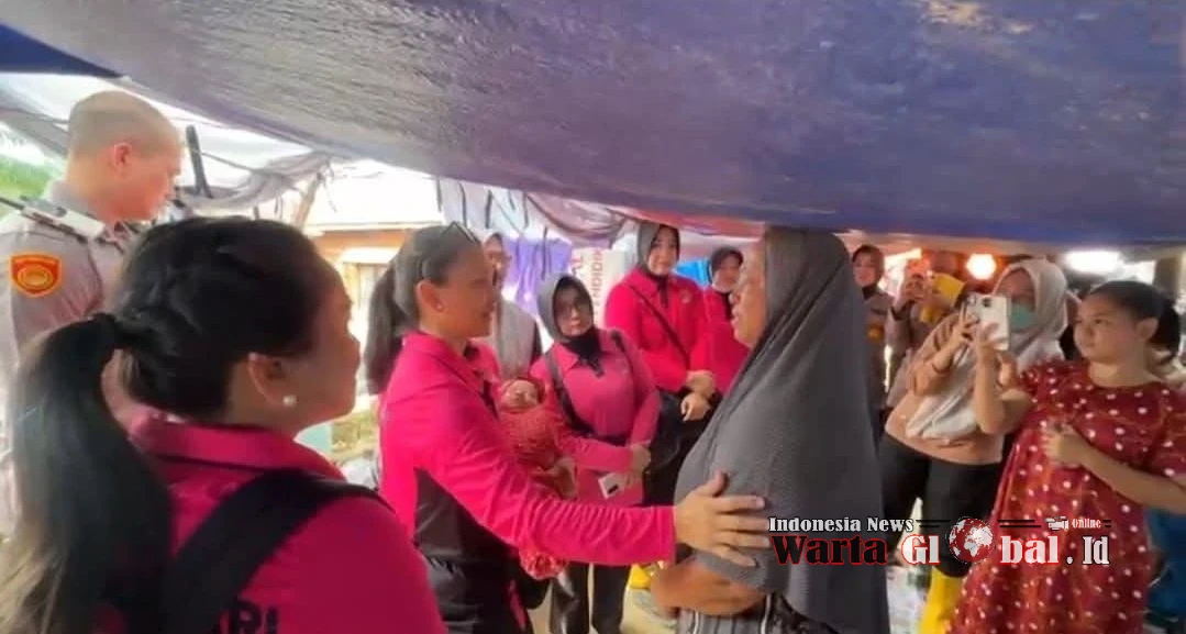 Ketum Bhayangkari Beri Bantuan di Pengungsian Aceh Tamiang, Hibur dan Kuatkan Korban Ketum Bhayangkari Beri Bantuan di Pengungsian Aceh Tamiang, Hibur dan Kuatkan Korban