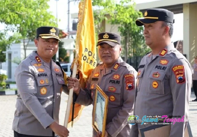 Kapolres Sukoharjo Berikan Penghargaan Akhir Tahun 2025 pada Personel Berprestasi