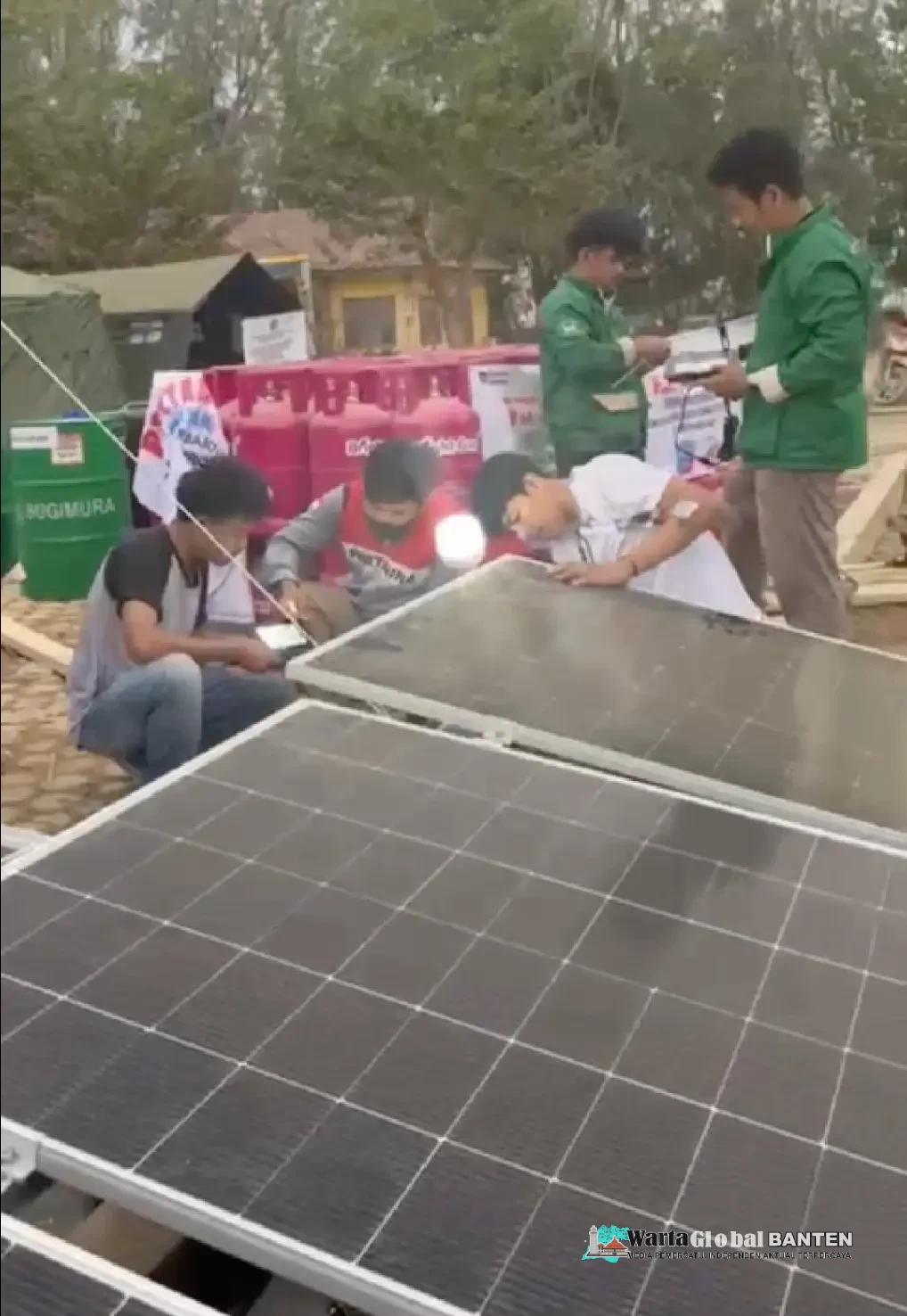 Pertamina Pasang Pembangkit Listrik Tenaga Surya untuk Posko Pengungsian di Aceh Tamiang