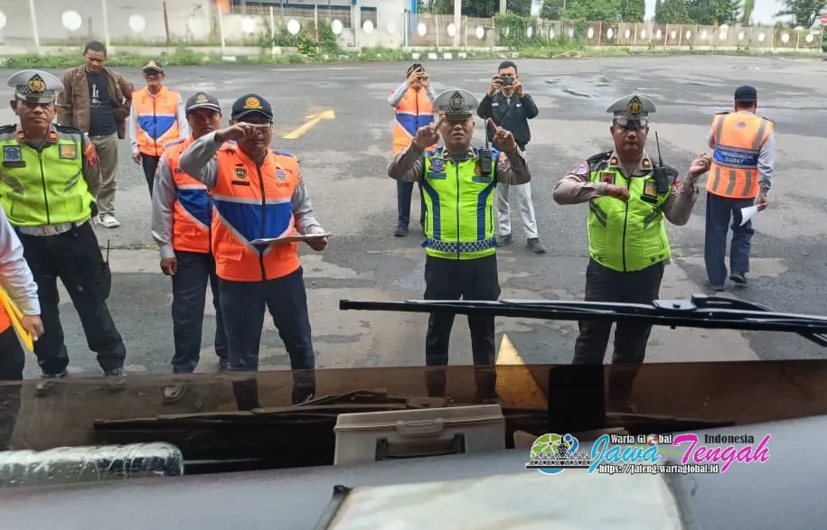 Satlantas Polres Pekalongan Kota Gelar Ramp Check di Terminal Pastikan Keselamatan Penumpang Jelang Ops Lilin Candi 2025 Satlantas Polres Pekalongan Kota Gelar Ramp Check di Terminal Pastikan Keselamatan Penumpang Jelang Ops Lilin Candi 2025