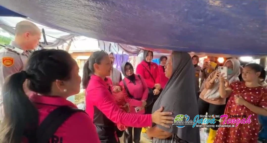 Ketum Bhayangkari Beri Bantuan di Pengungsian Aceh Tamiang, Hibur dan Kuatkan Korban Ketum Bhayangkari Beri Bantuan di Pengungsian Aceh Tamiang, Hibur dan Kuatkan Korban