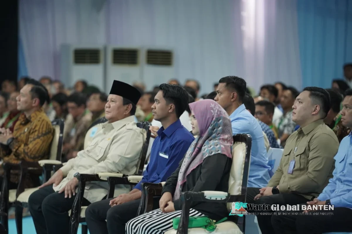 Momen Prabowo Duduk Bersebelahan dengan ART dan Tukang Seblak di Serah Terima Rumah Subsidi