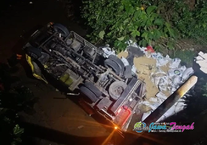 Tak Kuat Nanjak, Truk Bermuatan 5 Ton Pakan Ayam Terjun ke Sungai di Karanganyar, Sopir dan Kernet Luka Luka