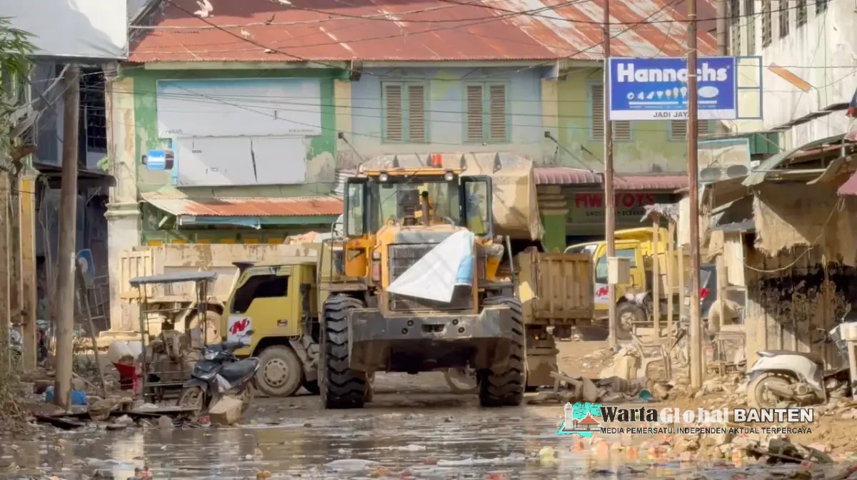 Alat Berat Terus Bekerja Bersihkan Jalanan Aceh Tamiang dari Sisa Bencana, Kehidupan Berangsur Pulih