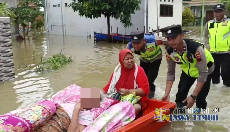 Dramatis! Polisi Sigap Evakuasi 5 Lansia Terjebak Banjir, Tiga Orang dalam Kondisi Stroke