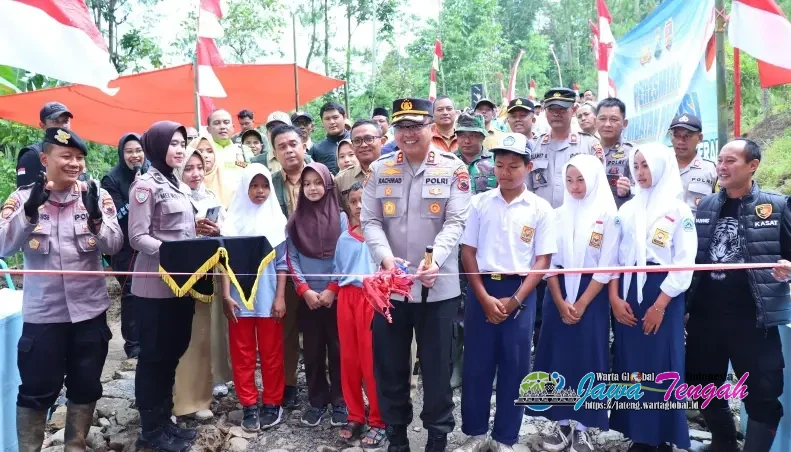 Kapolres Pekalongan Resmikan Jembatan "Presisi", Akses Penting bagi Pelajar dan Ekonomi Warga!