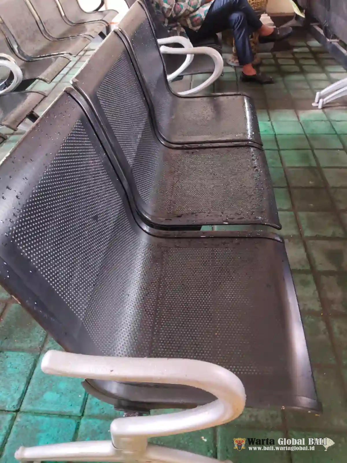 Fasilitas Umum Kurang Dihargai Pengunjung Sidang di PN Denpasar Keluhkan Kursi Basah Kuyup Imbas Hujan Deras