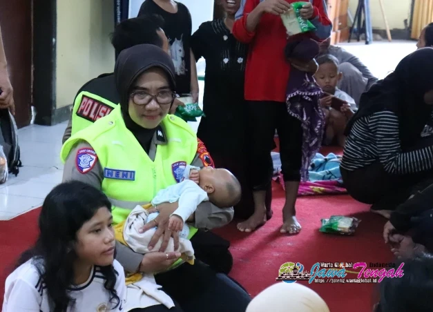 Polwan Polres Pekalongan Beri Pendampingan Psikologis bagi Pengungsi dan Anak Anak