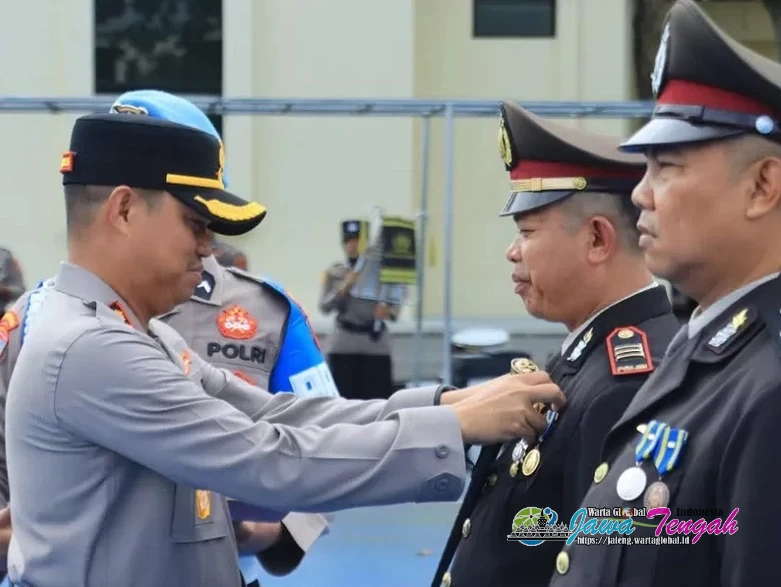 Kapolres Karanganyar Anugrahkan Penghargaan kepada 85 Personel Anggota Tanda Kehormatan Negara