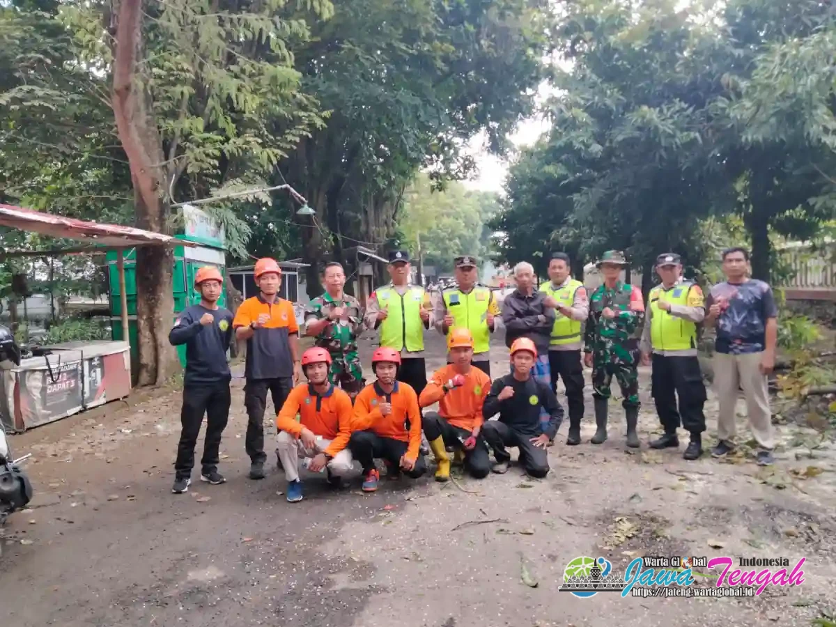 Polisi-BPBD Gerak Cepat Evakuasi Ranting Pohon Patah Timpa Kabel Listrik di Depan SMKN 1 Kedungwuni Pekalongan