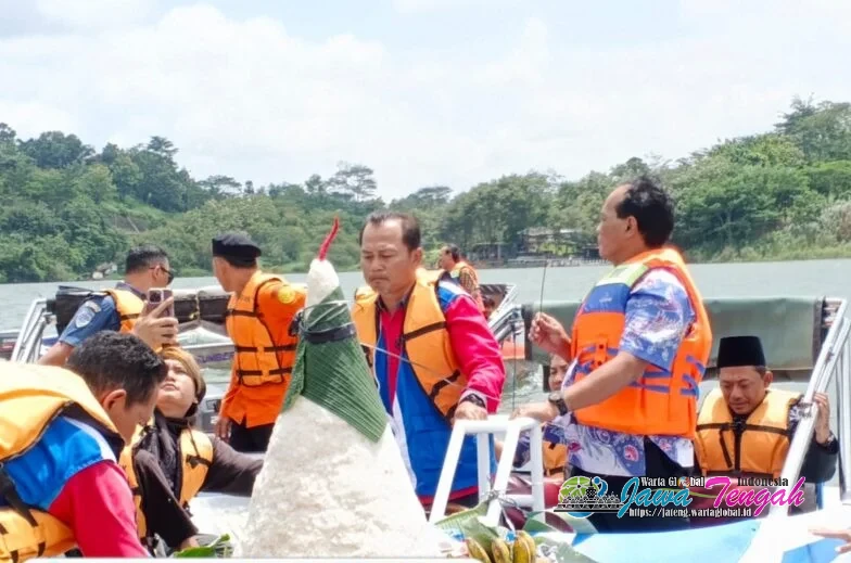 Pokdarwis Gelar Larungan Waduk Jatibarang dan Resmikan Dermaga Kopi sebagai Destinasi Wisata Berbasis Masyarakat