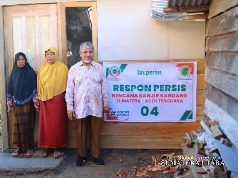 Ketua PERSIS Sumut, KH Muhammad Nuh, Serahkan Kunci Huntara Kepada Korban Banjir di Kutacane