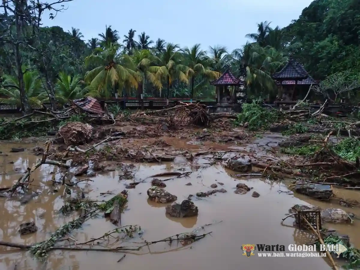 Tanah Longsor Terjang Pura Ulun Danu Banjar Penida, Kerusakan Berat dan Belum Ada Korban Jiwa