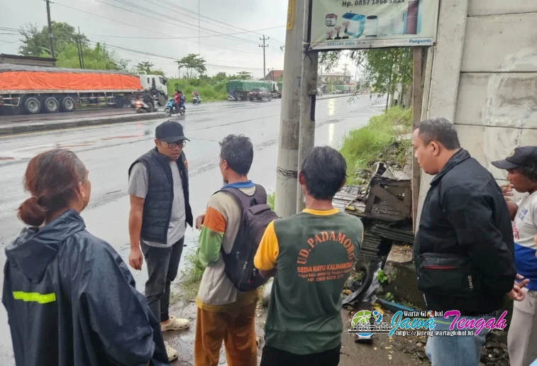 Tragis!! Hendak Kencing Buruh Bongkar Muat Tewas Tersengat Listrik Tiang Lampu Jalan