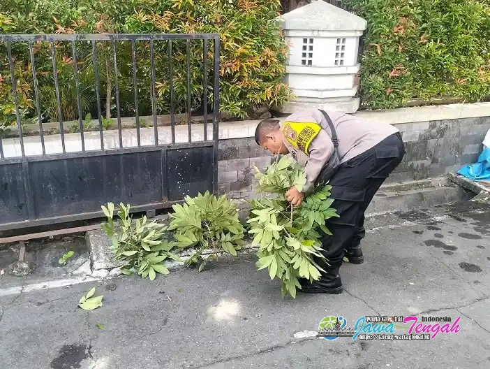 Bhabinkamtibmas Pasar Kliwon Giat Sambang dan Kerja Bakti Bersama Warga